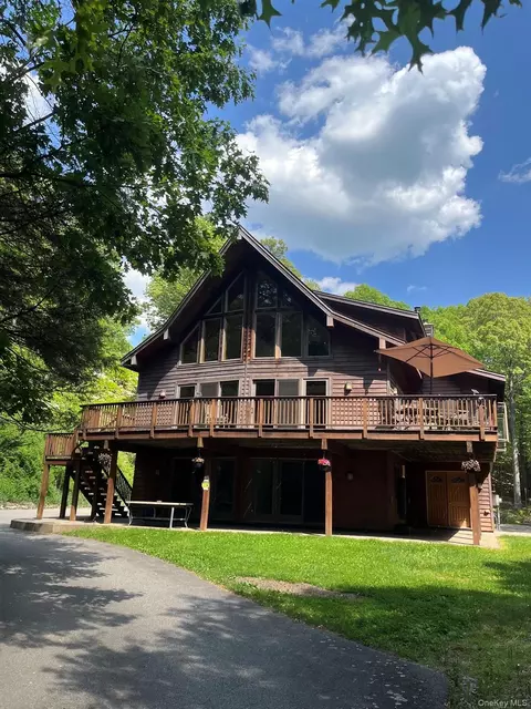 82 Indian Lake Rd, Putnam Valley, NY 10579