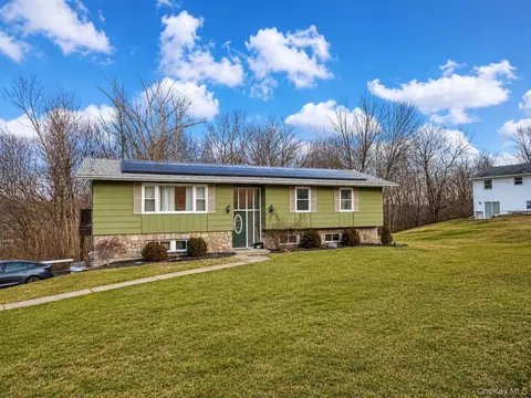 47 Mountain View Dr, Pleasant Valley, NY 12569