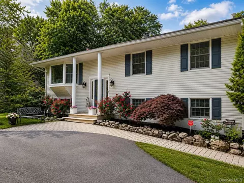 111 Ludvigh Rd, Clarkstown, NY 10954