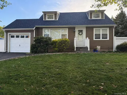 3 Win Haven Ln, Commack, NY 11725