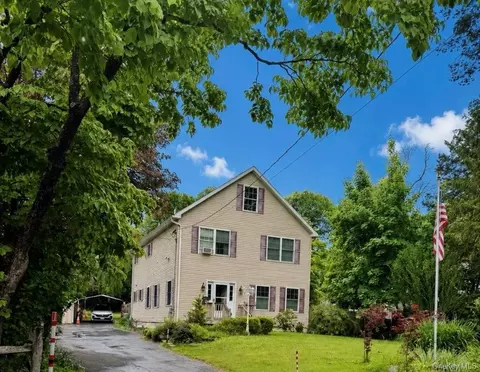 12 Lake Dr, Clarkstown, NY 10956