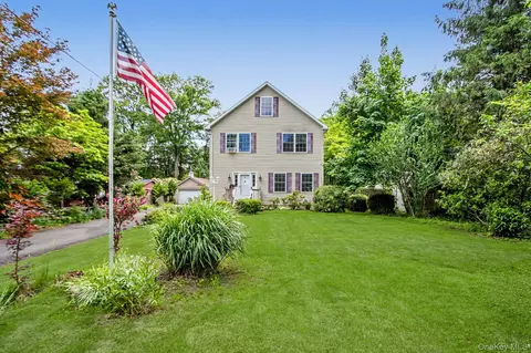 12 Lake Dr, Clarkstown, NY 10956