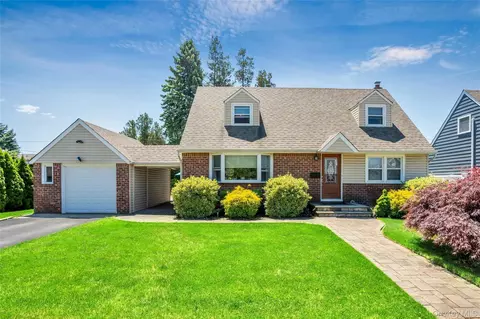 9 Amby Ave, Plainview, NY 11803