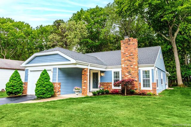 220 Belfast Ln, Ridge, NY 11961