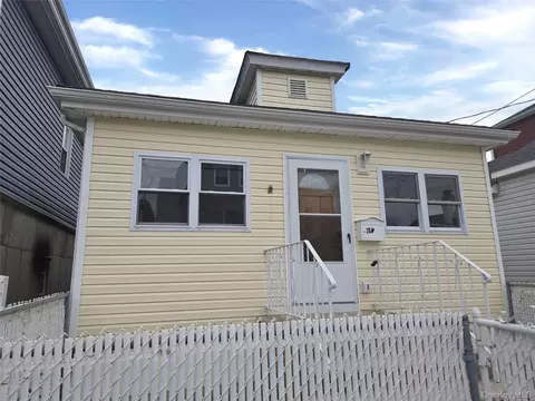 20 W 10th Rd, Far Rockaway, NY 11693