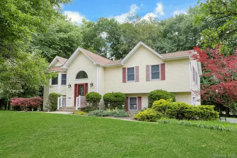 19 Flower Ln, Clarkstown, NY 10989