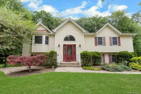 19 Flower Ln, Clarkstown, NY 10989