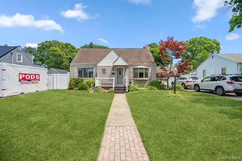 17 Brook Pl, East Islip, NY 11730