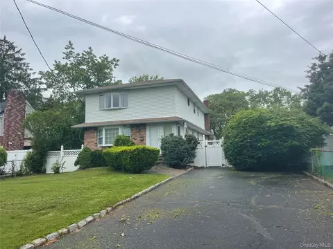 19 Oak St, Deer Park, NY 11729