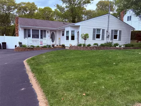19 Washington Heights St, Selden, NY 11784