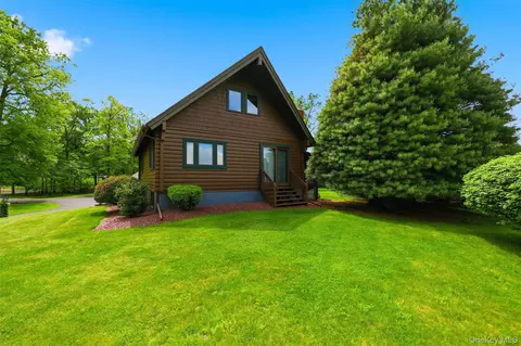 2 Linder Dr, New Paltz, NY 12561