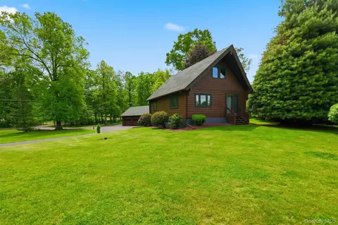 2 Linder Dr, New Paltz, NY 12561