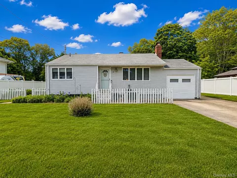 29 Sarah Dr, Lake Grove, NY 11755