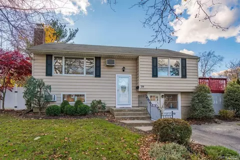 29 Ripley Dr, Northport, NY 11768