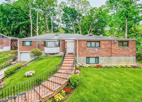 5 Bellingham Ln, North Hempstead, NY 11023