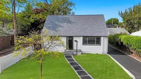 20 Howard St, Hicksville, NY 11801