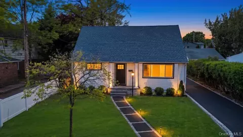 20 Howard St, Hicksville, NY 11801
