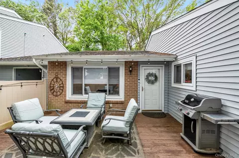 217 Springmeadow Dr #I, Holbrook, NY 11741