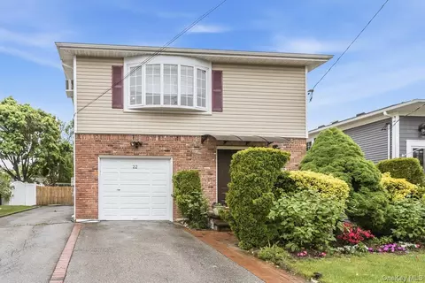 22 Wood St, Lynbrook, NY 11563