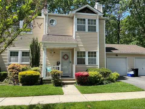17 Stone Cmns, Yaphank, NY 11980