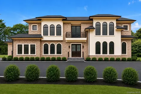 26 Bacon Rd, North Hempstead, NY 11568