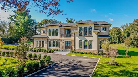 26 Bacon Rd, North Hempstead, NY 11568