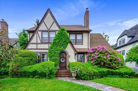 11 Demott Ave, Rockville Centre, NY 11570