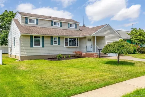 22 Scholl Dr, Farmingdale, NY 11735