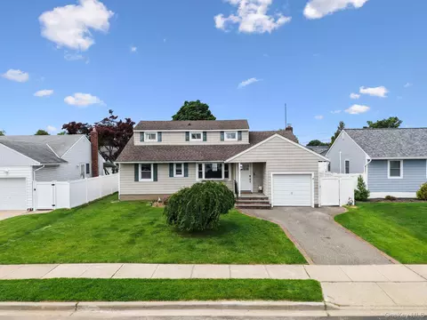 22 Scholl Dr, Farmingdale, NY 11735