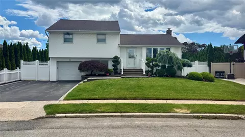 36 Lane Ave, Plainview, NY 11803