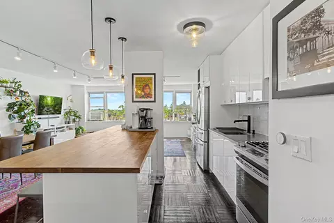 4555 Henry Hudson Pkwy #805, New York, NY 10471
