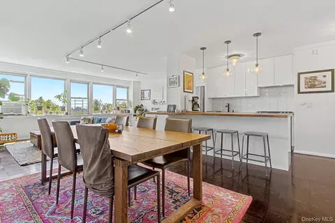 4555 Henry Hudson Pkwy #805, New York, NY 10471