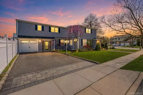 2 Sutton Pl, Massapequa, NY 11758
