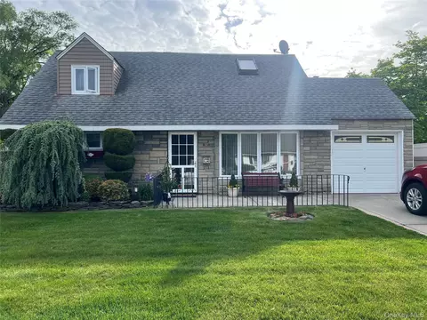 317 Herbert Pl, Bethpage, NY 11714