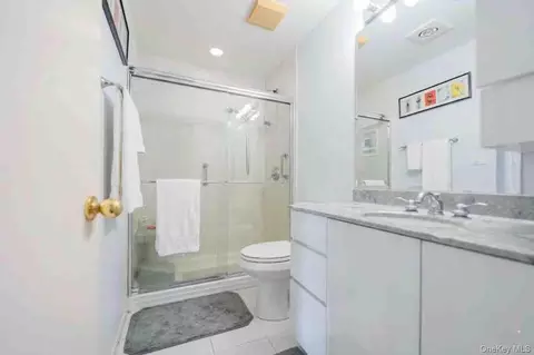 Bath - 2355 Pershing Blvd #704, Baldwin, NY 11510 photo 1 of 2