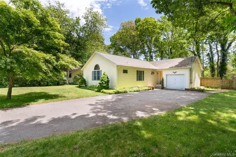 47 Suffolk Rd, Hampton Bays, NY 11946