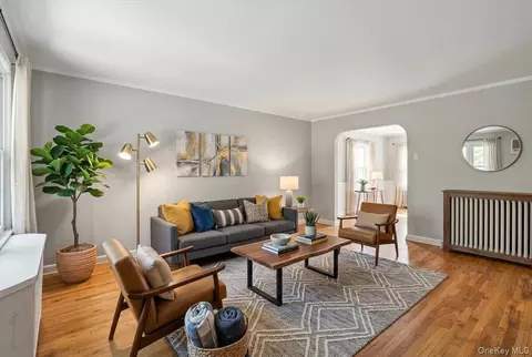 8253 251st St, New York, NY 11426