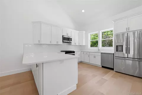 19 Montauk Hwy #7, Westhampton, NY 11977