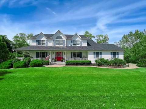 506 Twomey Ave, Calverton, NY 11933