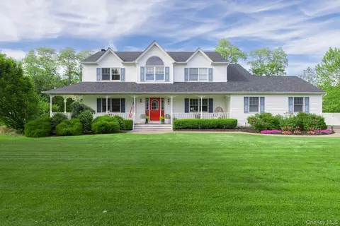506 Twomey Ave, Calverton, NY 11933