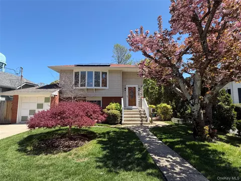 2073 Washington St, Merrick, NY 11566