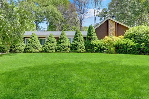 6 Highridge Dr, Huntington, NY 11743