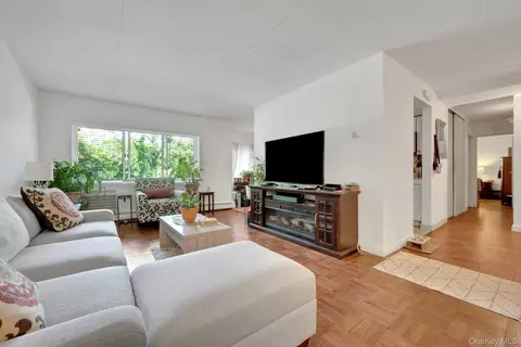 370 Central Park Ave #2E, Scarsdale, NY 10583