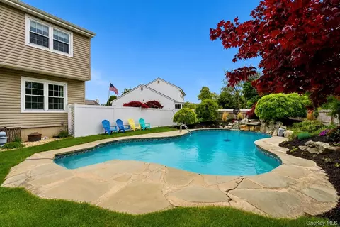 6 Lea Ave, Manorville, NY 11949