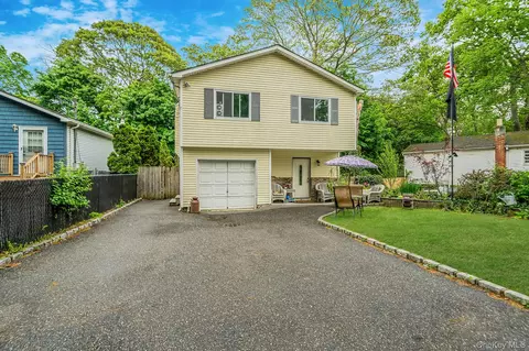 35 Franklin Ave, Mastic, NY 11950