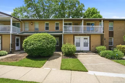 10 Artist Lake Dr, Middle Island, NY 11953