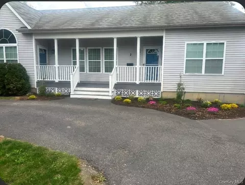 2 Lincoln Ave, Islip Terrace, NY 11752