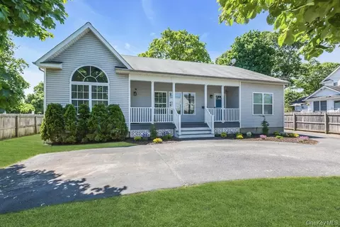 2 Lincoln Ave, Islip Terrace, NY 11752