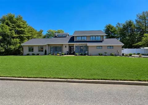 25 Vineyard Way, Mount Sinai, NY 11766