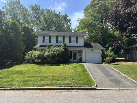 4 Deepdale, Rocky Point, NY 11778